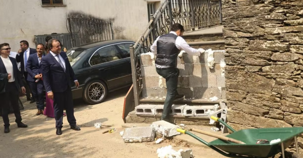 Galiza. Amigos bloqueiam com blocos de cimento a entrada da igreja ao noivo
