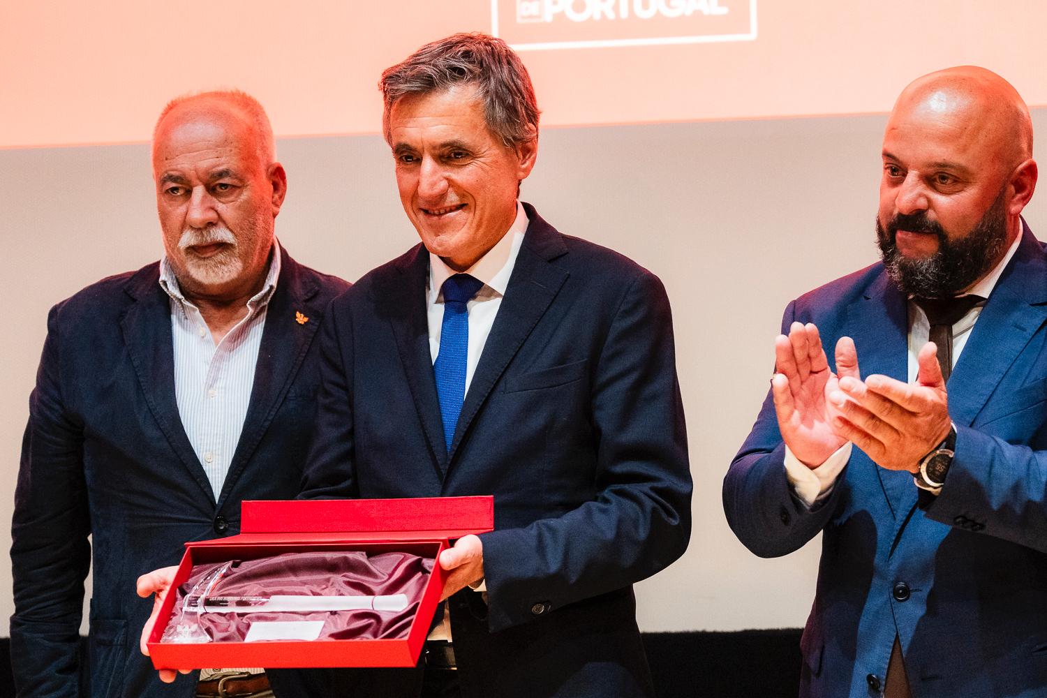 Autarca de Paredes de Coura recebe ‘Machado de honra’ com elogio a todos bombeiros voluntários