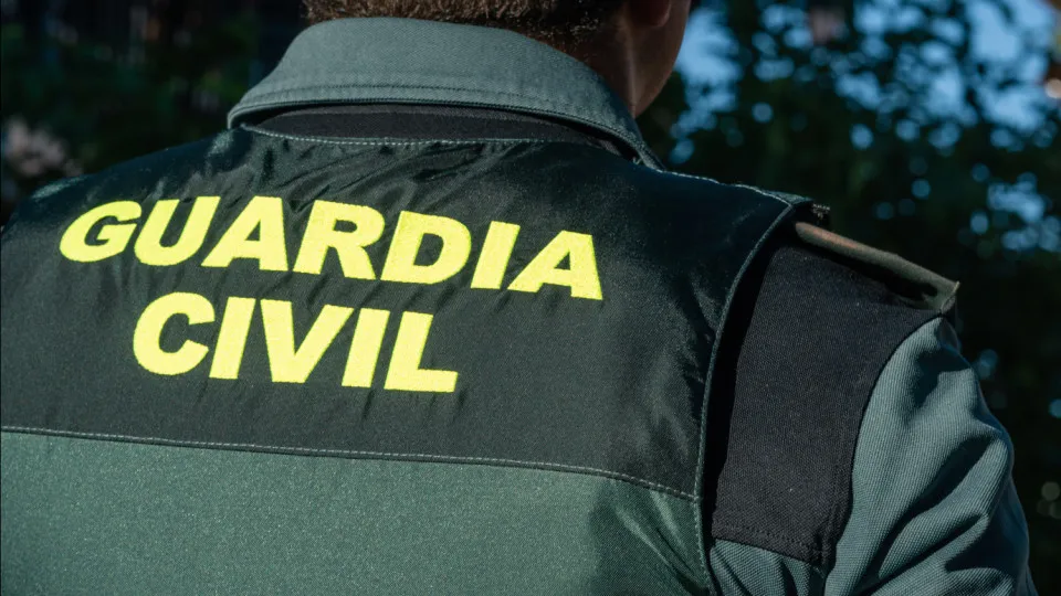 Mulher estrangula amiga com cabo de aspirador durante rixa em Benidorm