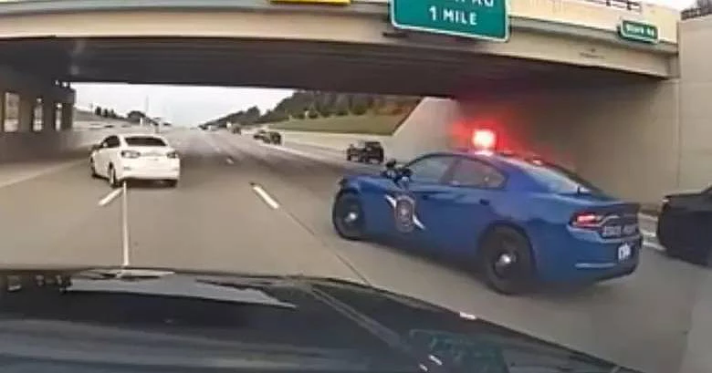 Condutor em fuga é travado por um equipamento policial inovador nos EUA (c/vídeo)