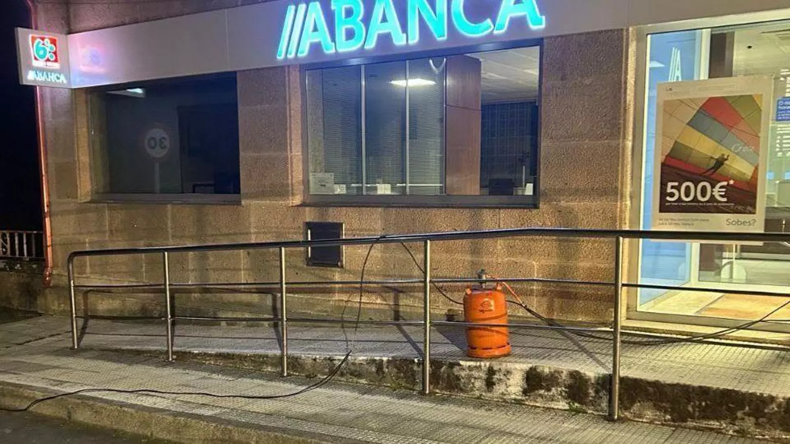 Evitada tragédia. Encontrada botija pronta a explodir junto a multibanco na Galiza