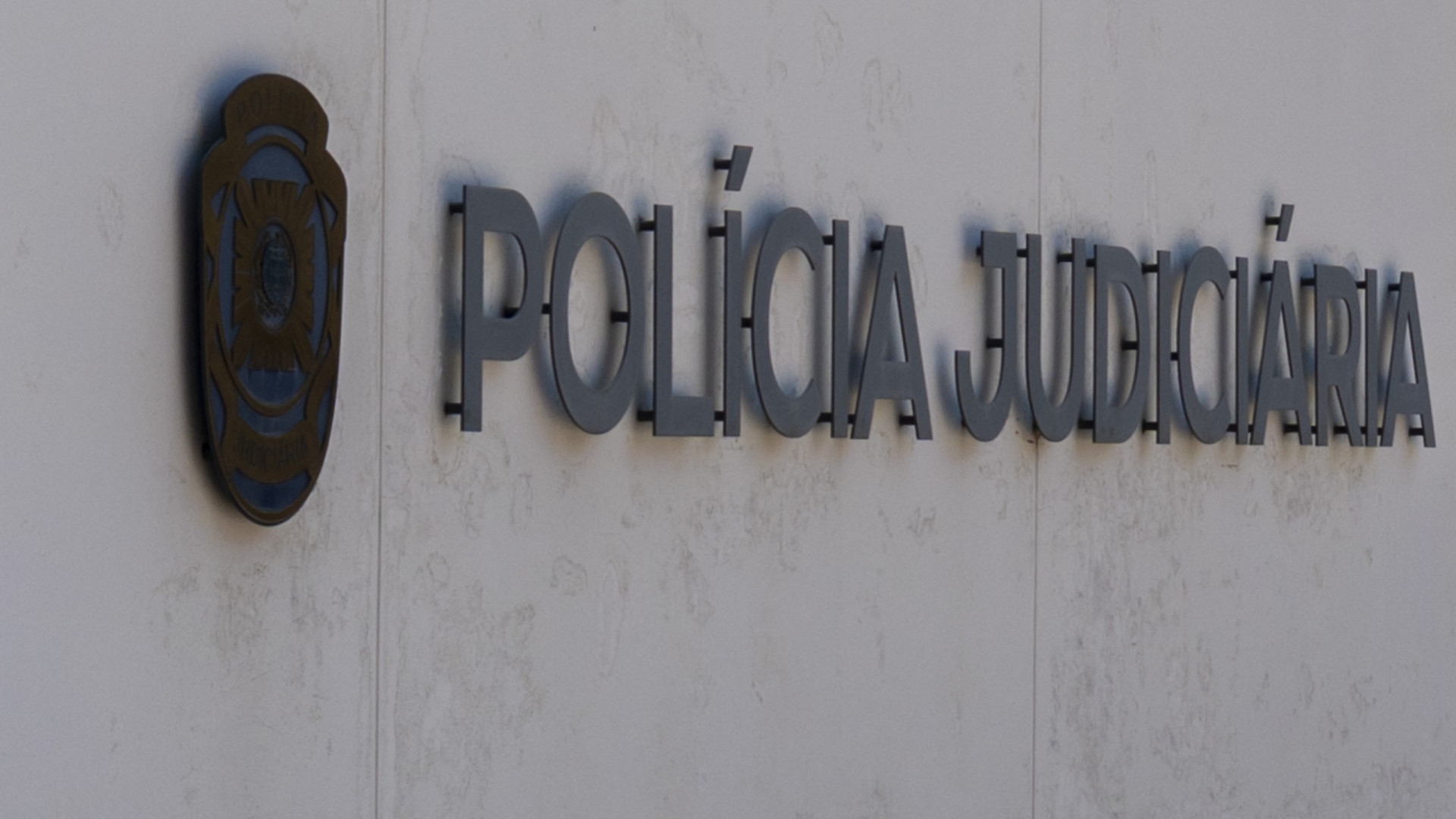 Idoso abusa de menor de 12 anos num estabelecimento comercial