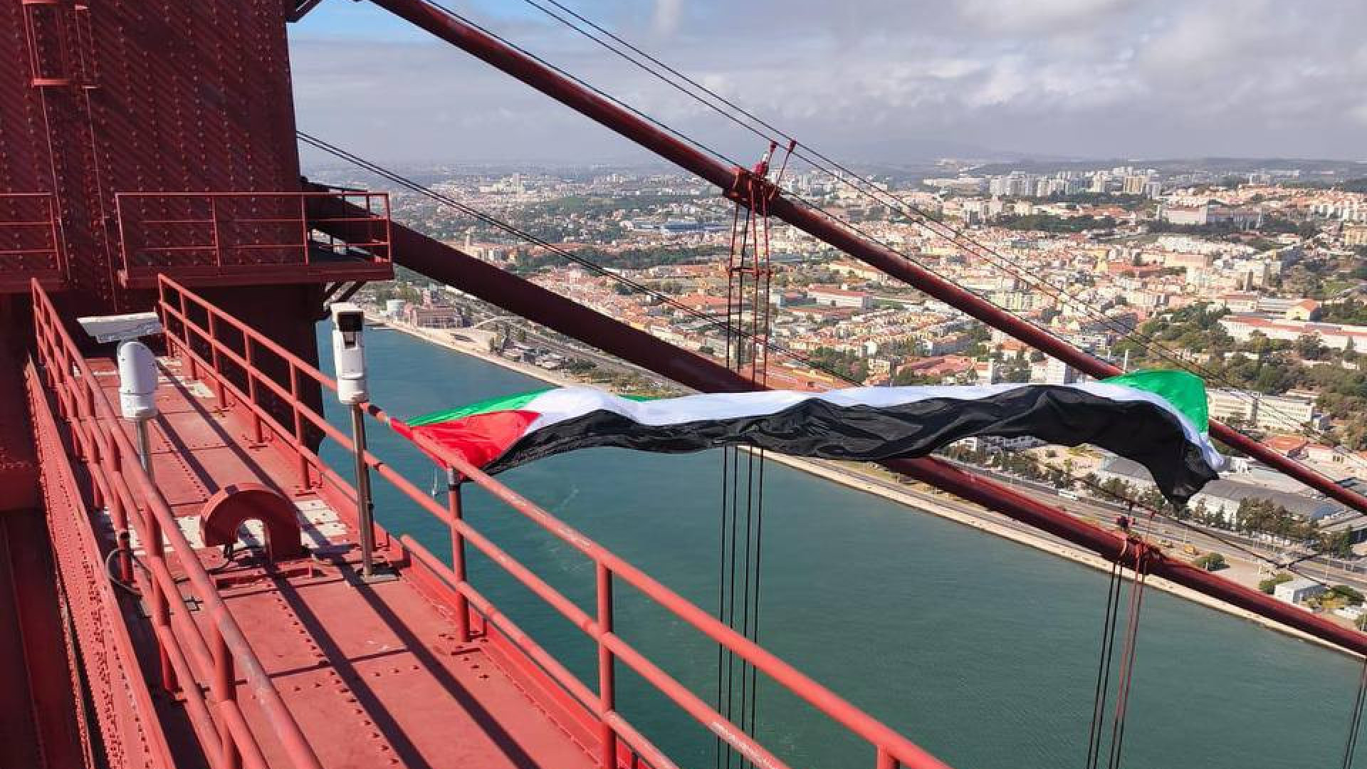 Ativista detido após hastear bandeira da Palestina na Ponte 25 de Abril (c/vídeo)