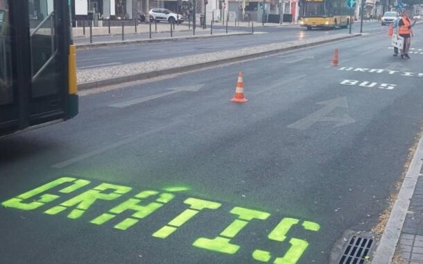 Climáximo pinta faixa BUS em avenida de Lisboa para defender transportes públicos grátis