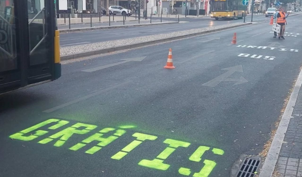 Climáximo pinta faixa BUS em avenida de Lisboa para defender transportes públicos grátis