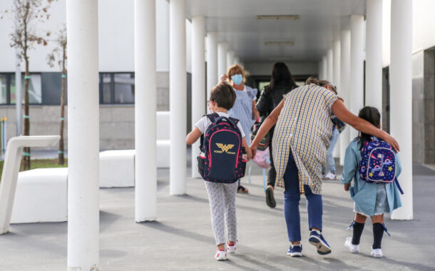 Escola de Famalicão proíbe telemóveis a professores e funcionário