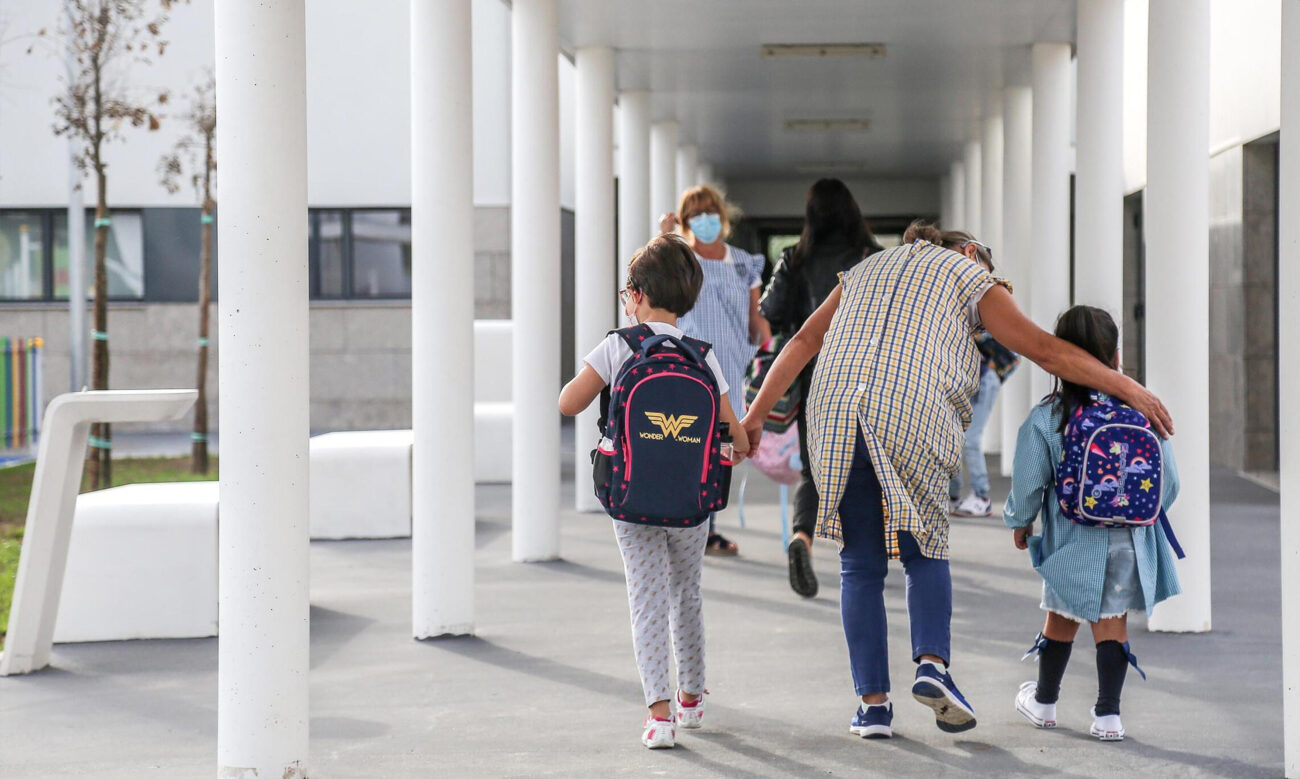 Escola de Famalicão proíbe telemóveis a professores e funcionário