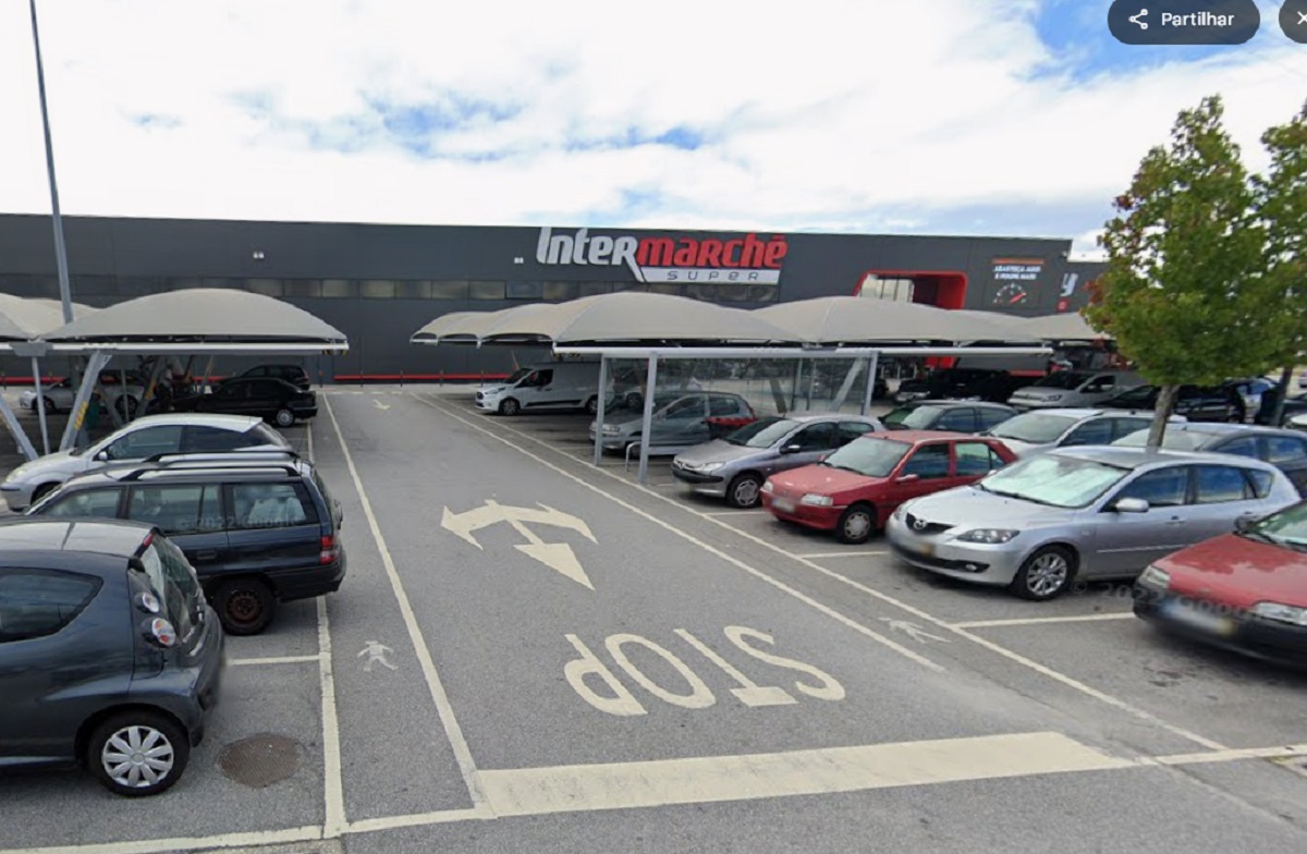Trio assalta supermercado de Viana e foge em BMW roubado em Guimarães