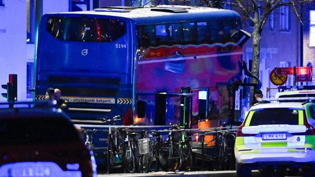Vários mortos após colisão de autocarro contra paragem na Suécia