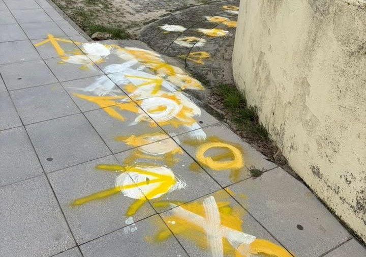 Freguesia de Caminha vandalizada com setas pintadas para confundir peregrinos