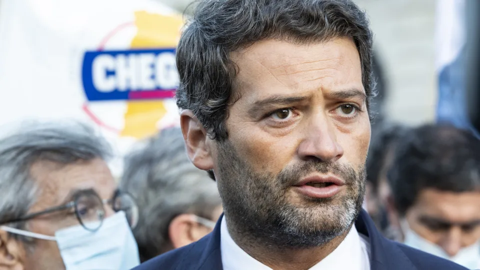 Ventura só retira cartazes por ordem do tribunal