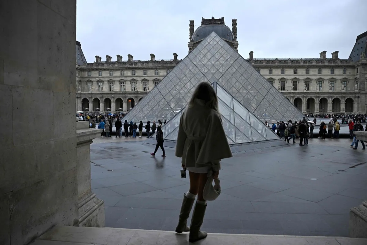 Mulher de 38 anos acusada de roubo caso do Louvre