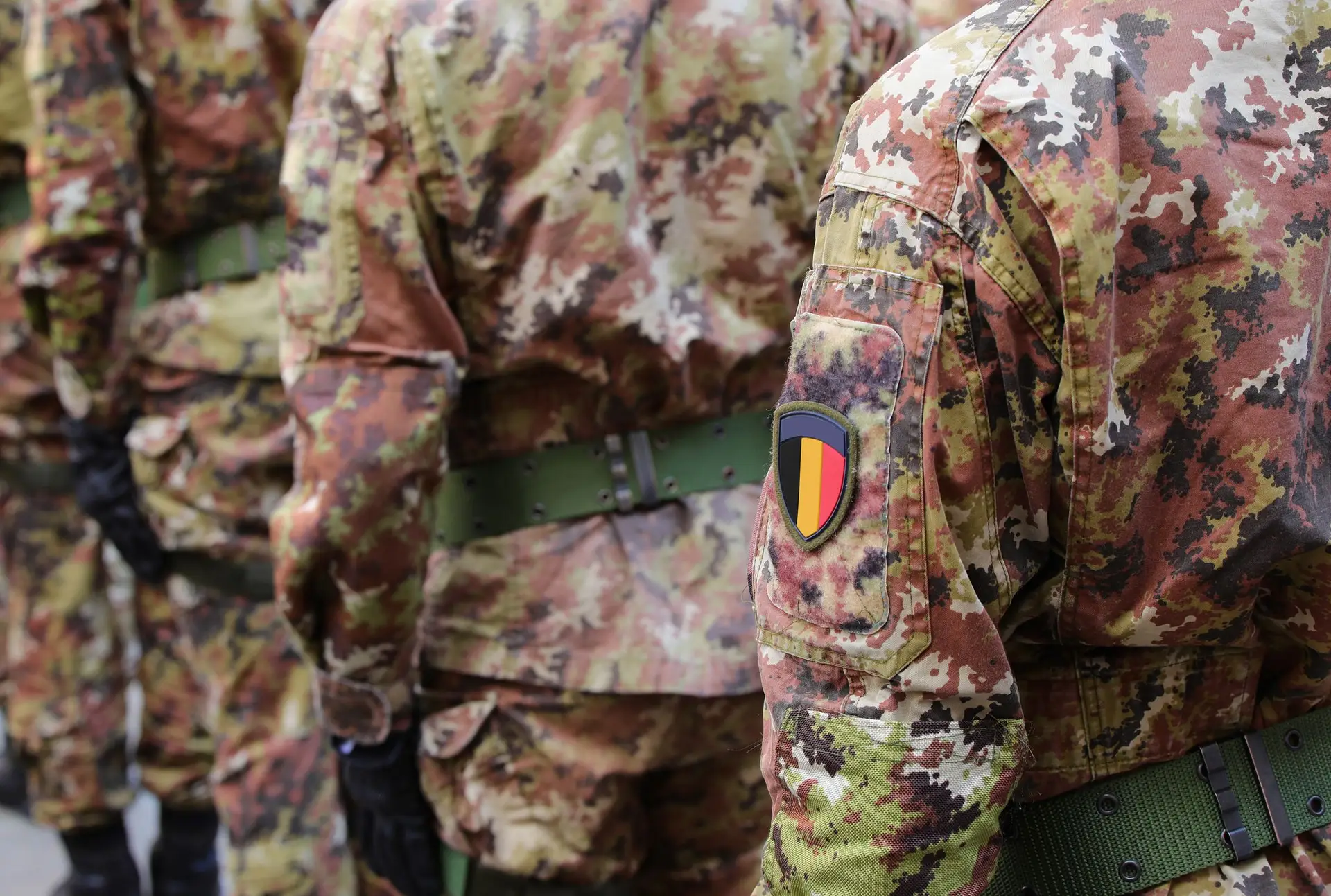 Bélgica paga dois mil euros a jovens de 17 anos para um ano de serviço militar voluntário