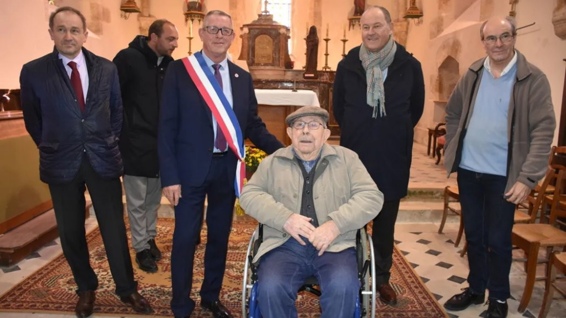 Idoso aplica herança milionária no arranjo da igreja da terra