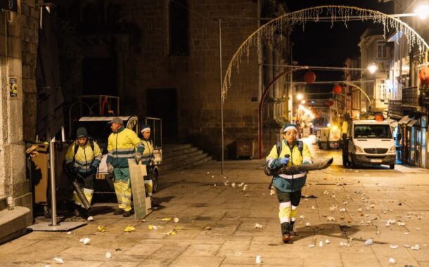 Equipas da Agere limpam Braga durante a noite de Natal