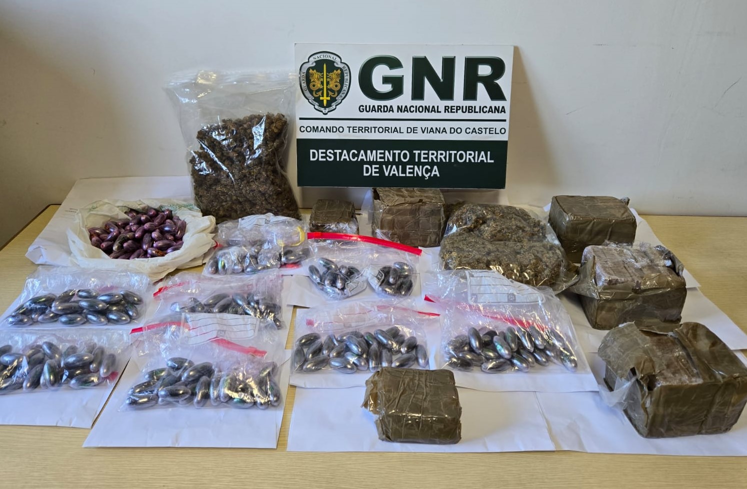 GNR apanha mulher sem carta e milhares de doses de droga no carro em Valença