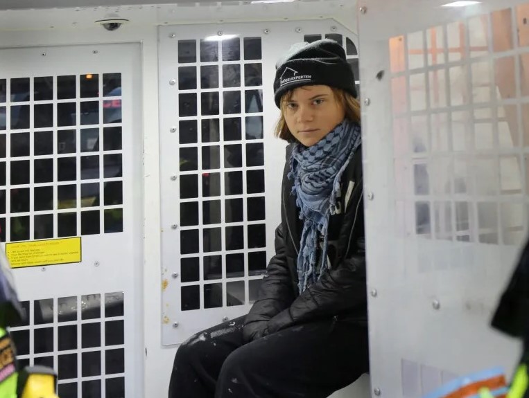 Greta Thunberg libertada sob fiança após protesto pró-Palestina em Londres