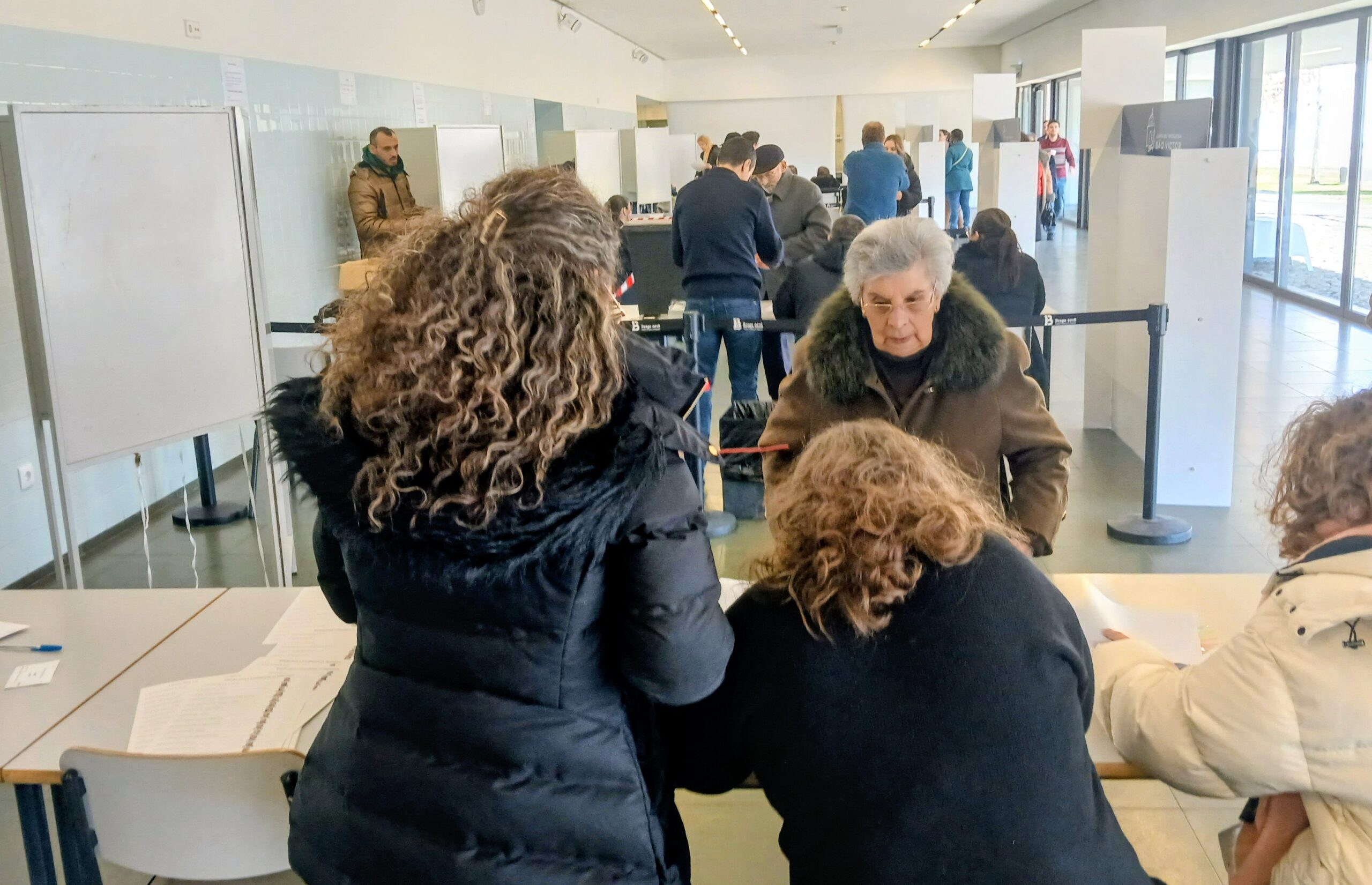 45,51% dos eleitores votaram até às 16h00 (mais 10% que em 2021)