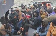 Polícia Marítima resgata 32 migrantes junto a Gavdos, Grécia (c/vídeo)