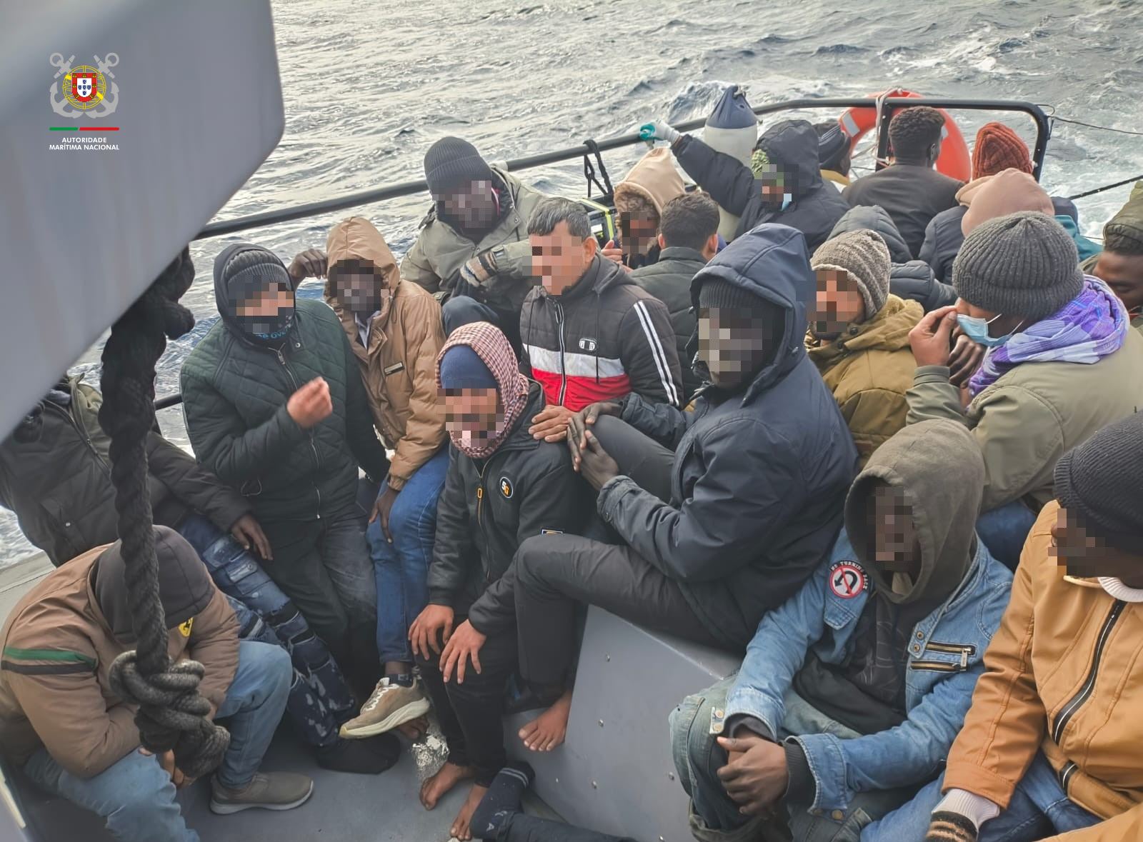 Polícia Marítima resgata 32 migrantes junto a Gavdos, Grécia (c/vídeo)