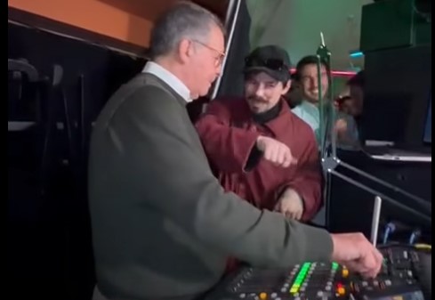 Seguro esteve em bar de Braga a falar com jovens, a pôr música e até tirou finos