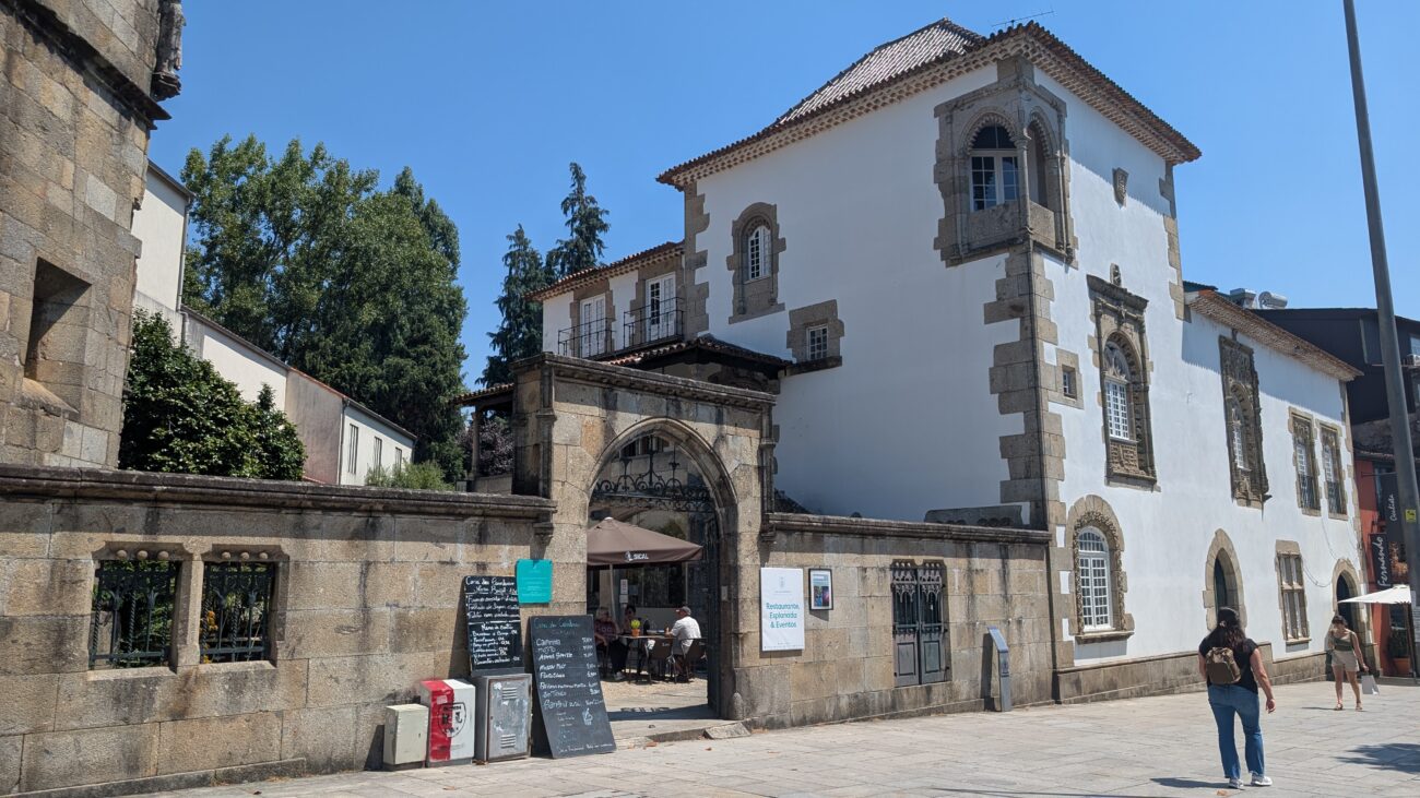 Pintor Santiago Belacqua leva 'Cultura da Paz' à Casa dos Coimbras em Braga
