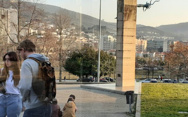 Contra uma “epidemia” de “cretinos digitais” professores pedem proibição da IA