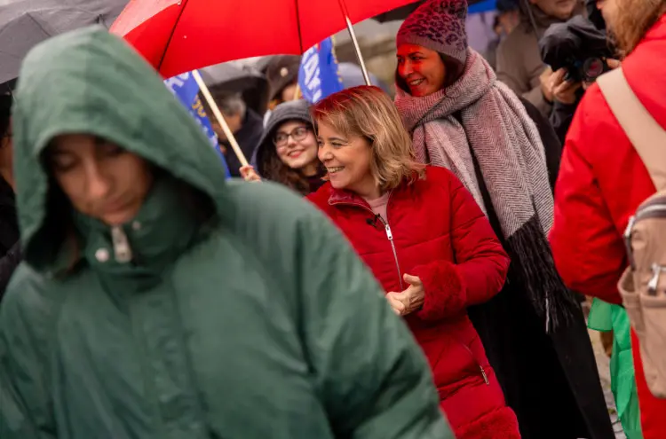 Catarina Martins resiste à chuva na feira de Barcelos na reta final da campanha presidencial