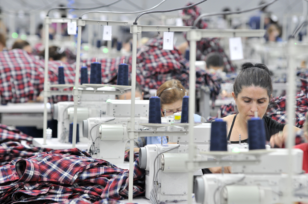 BE questiona Governo sobre instabilidade laboral nos setores do têxtil, vestuário e calçado no Nort