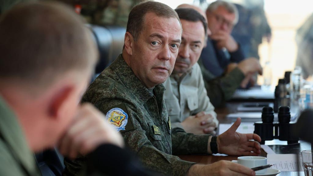 Medvedev ameaça Reino Unido e França com ataques nucleares