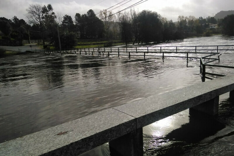 Mau tempo. Pontes em Guimarães cortadas ao trânsito devido ao aumento do caudal do Ave