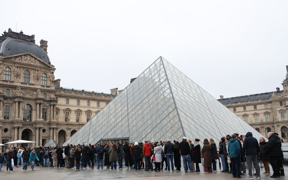 Nove pessoas detidas por suspeita de fraude de bilhetes no Louvre