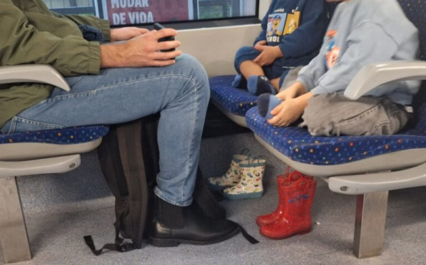 Foto tirada no comboio torna-se viral. “Gesto simples, mas carregado de educação”