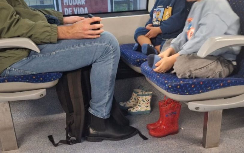 Foto tirada no comboio torna-se viral. “Gesto simples, mas carregado de educação”