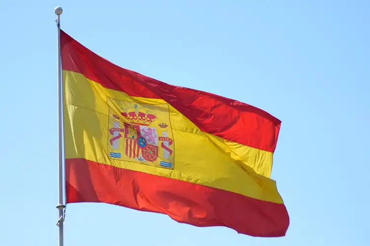 Espanha estuda imposto de 2% sobre ultrarricos para financiar políticas sociais