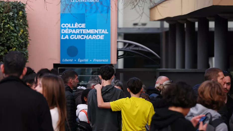 Professora em estado grave após ser esfaqueada por um aluno no sul de França