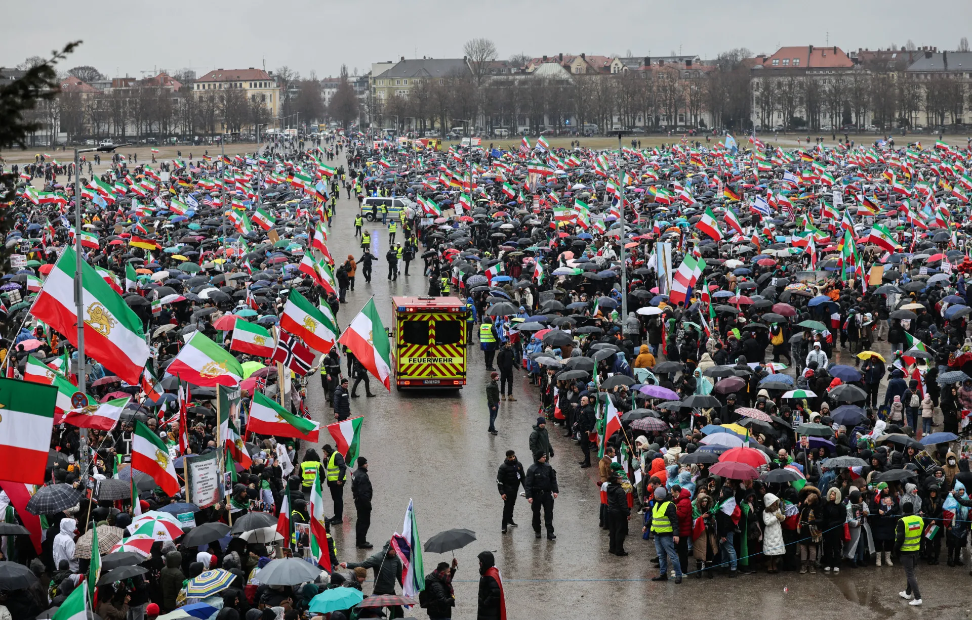 Cerca de 200 mil manifestam-se em Munique contra as autoridades iranianas