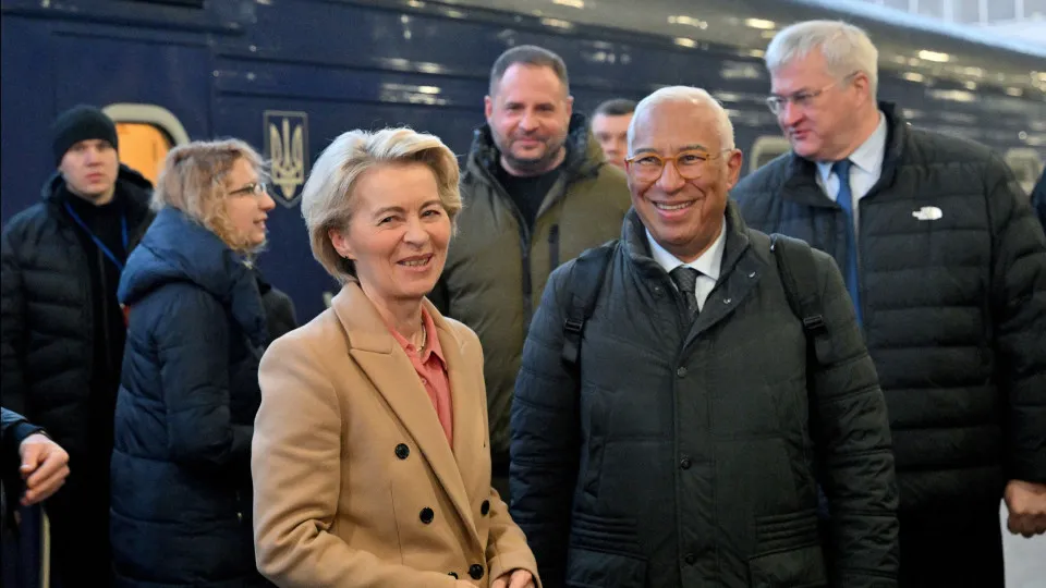 Quatro anos de guerra. Costa e Von der Leyen visitam Ucrânia