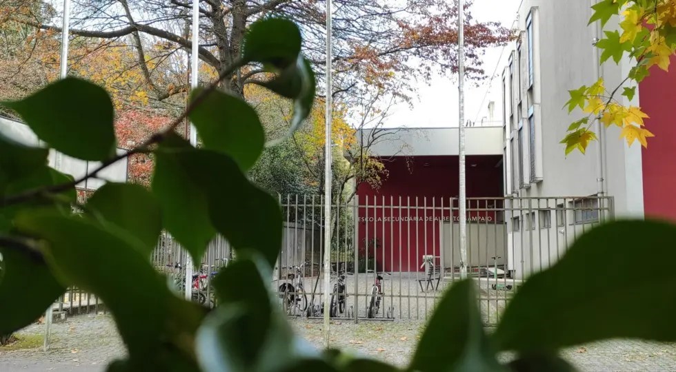 Escola de Braga afasta e denuncia funcionário por prática sexual em frente a alunos