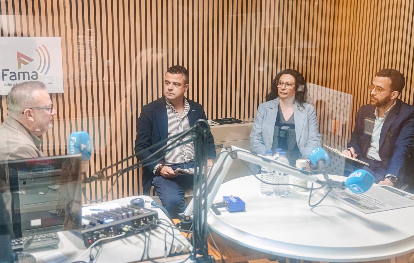 Em visita à Editave. PS Famalicão visita promete resposta política “à ameaça” do jornal ‘efe’