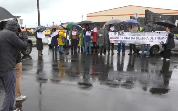 Frente à Base das Lajes, duas dezenas de manifestantes exigem ‘Açores fora da guerra de Trump’