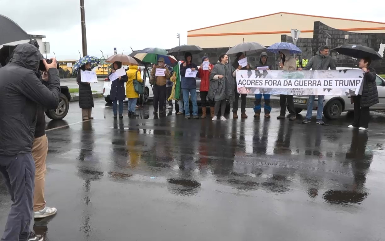 Frente à Base das Lajes, duas dezenas de manifestantes exigem ‘Açores fora da guerra de Trump’
