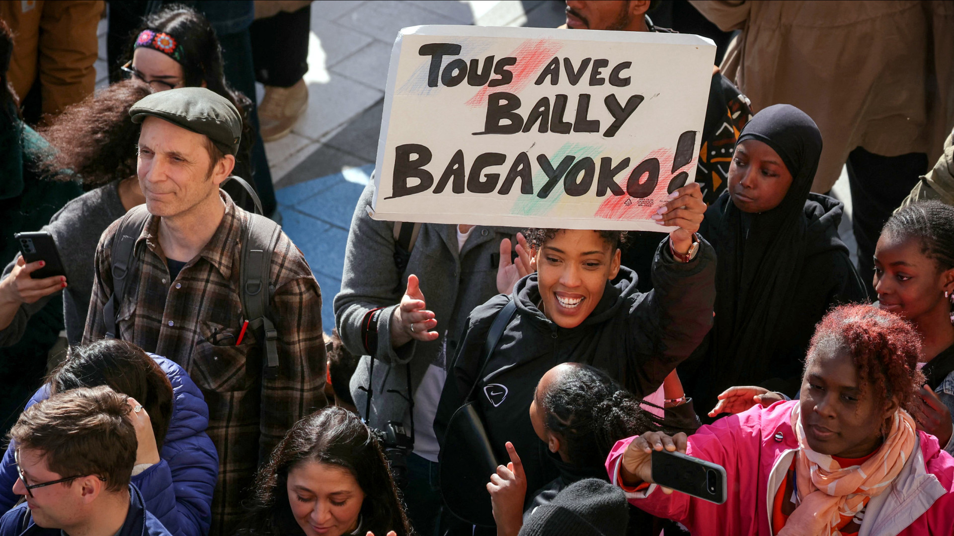 Milhares de pessoas protestaram contra o racismo em França