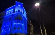 Posto de Turismo de Braga iluminado de azul para chamar atenção para maus-tratos na infância