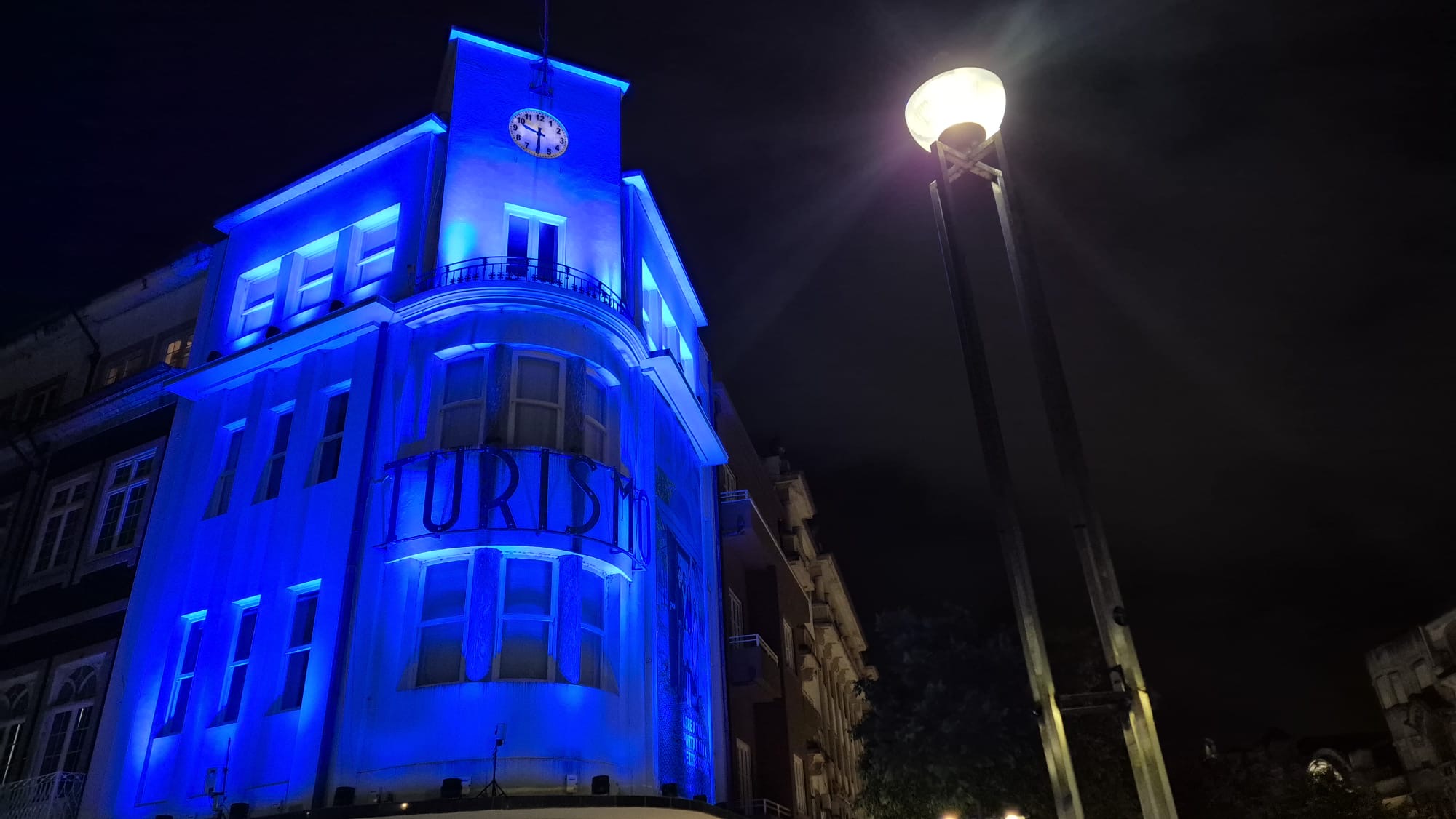 Posto de Turismo de Braga iluminado de azul para chamar atenção para maus-tratos na infância