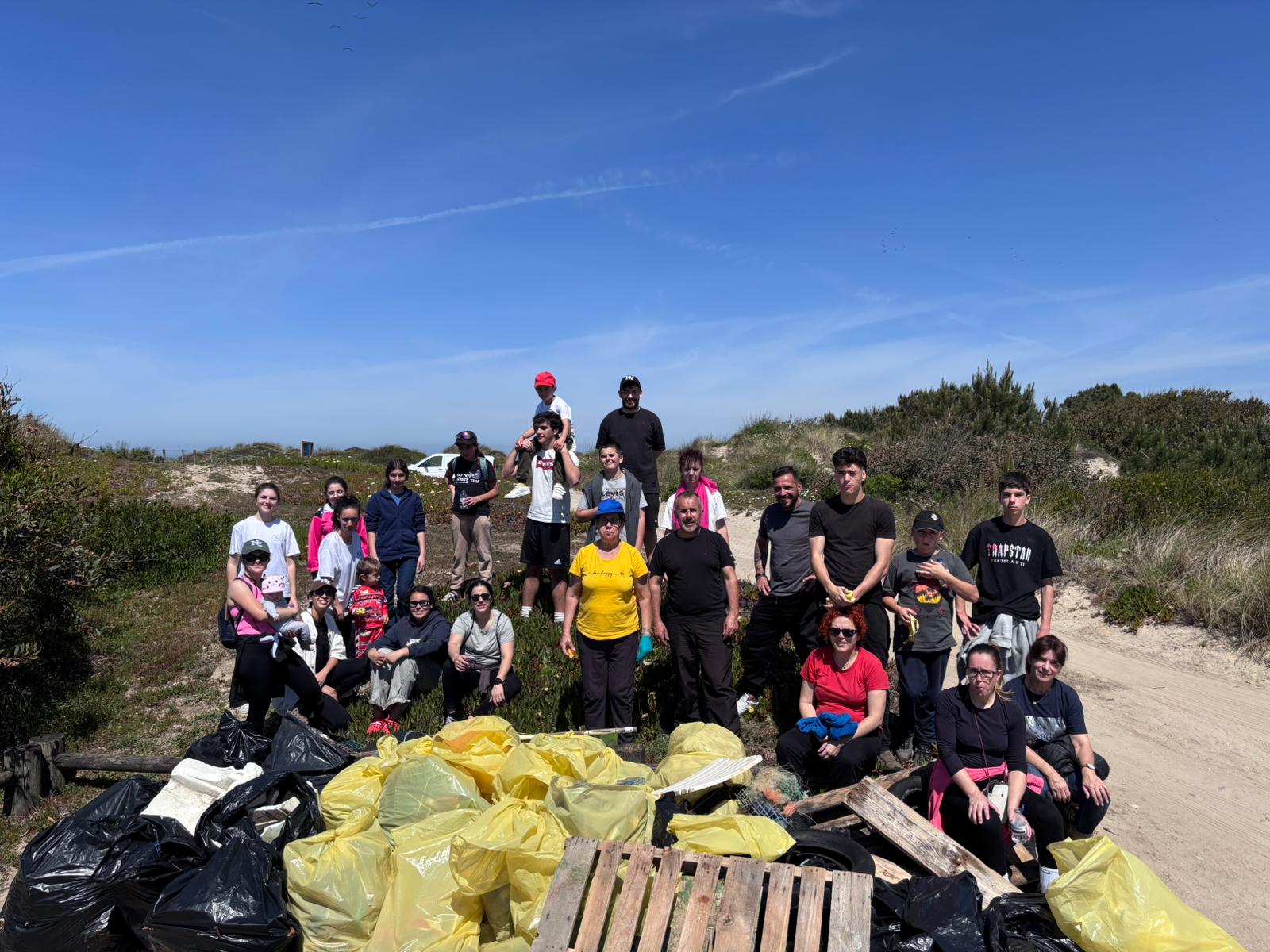 Cerca de 2,7 toneladas de lixo retiradas em dois dias das praias de Esposende por 650 voluntários (c/fotos)