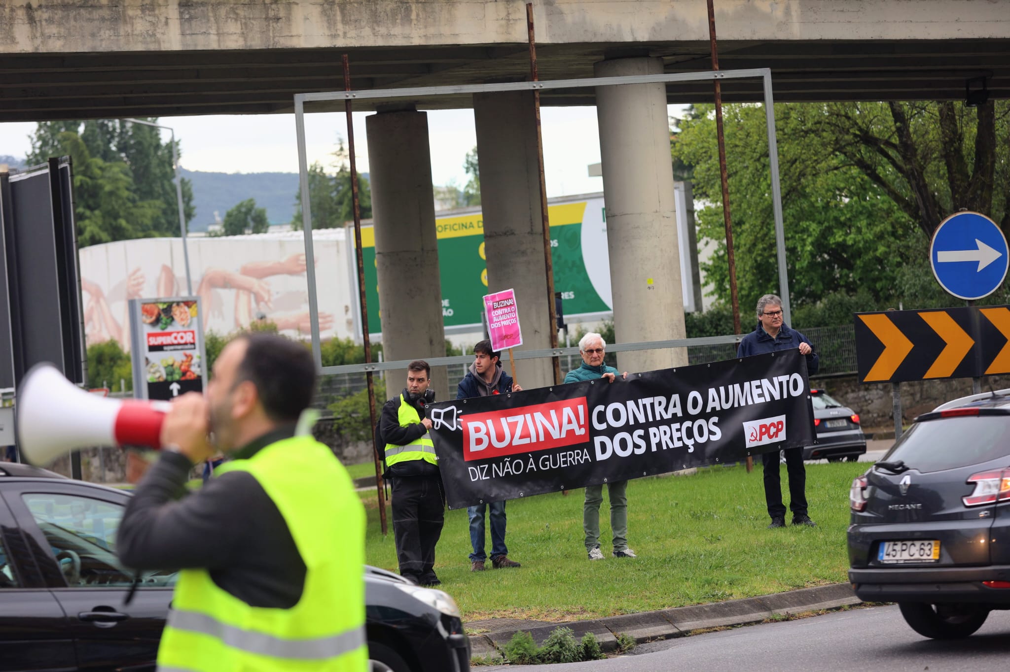 Apesar do cessar fogo, PCP ‘buzina’ em Braga contra guerra e aumento do preço dos combustíveis (c/vídeo)