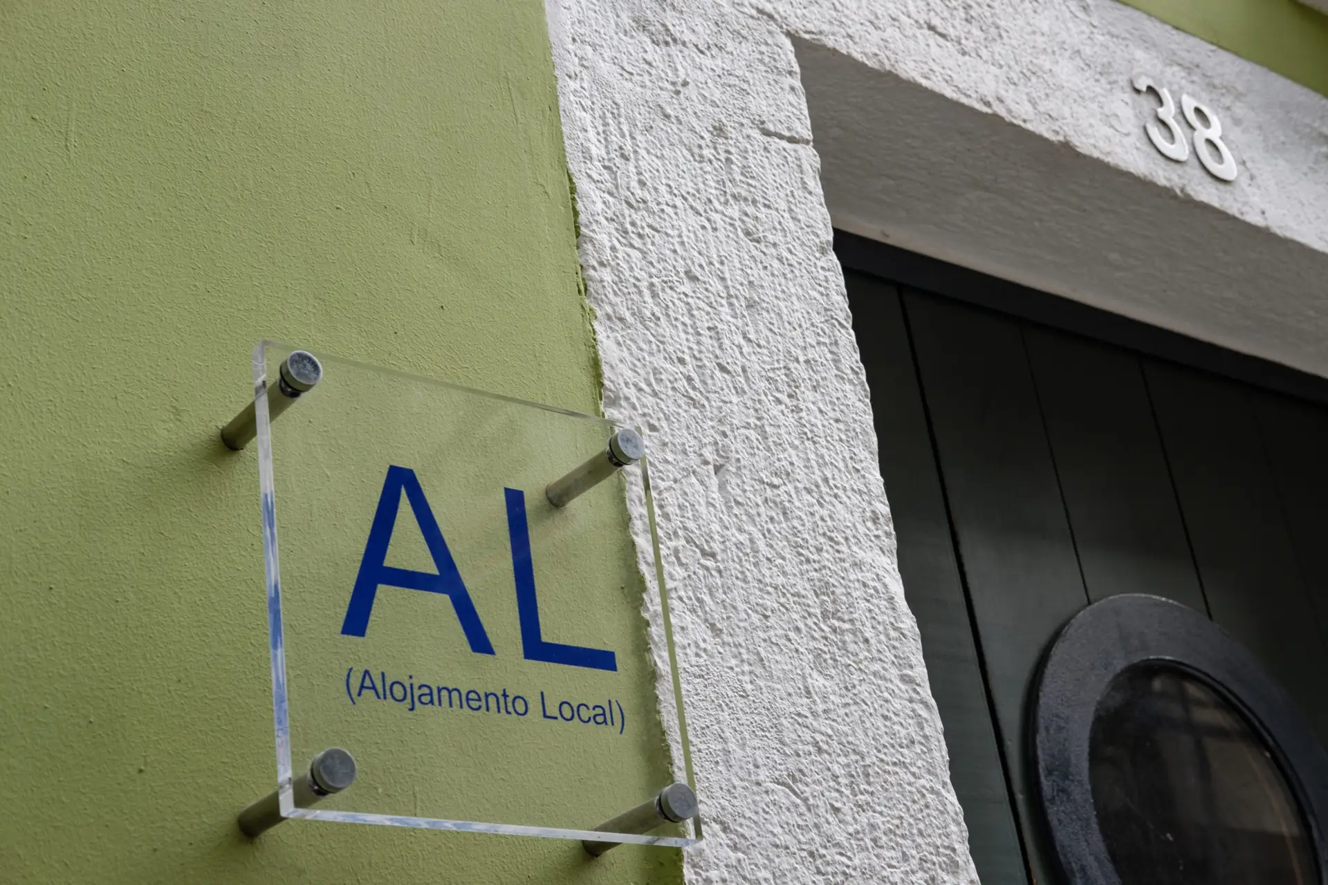 Parlamento Europeu alerta para percentagem alarmante de casas destinadas a turismo em Portugal