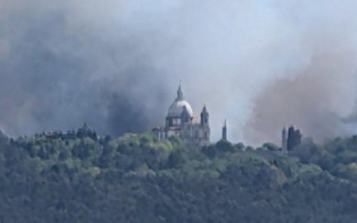 Fogo no monte do Sameiro em Braga em resolução ao fim de quatro horas (c/vídeo)