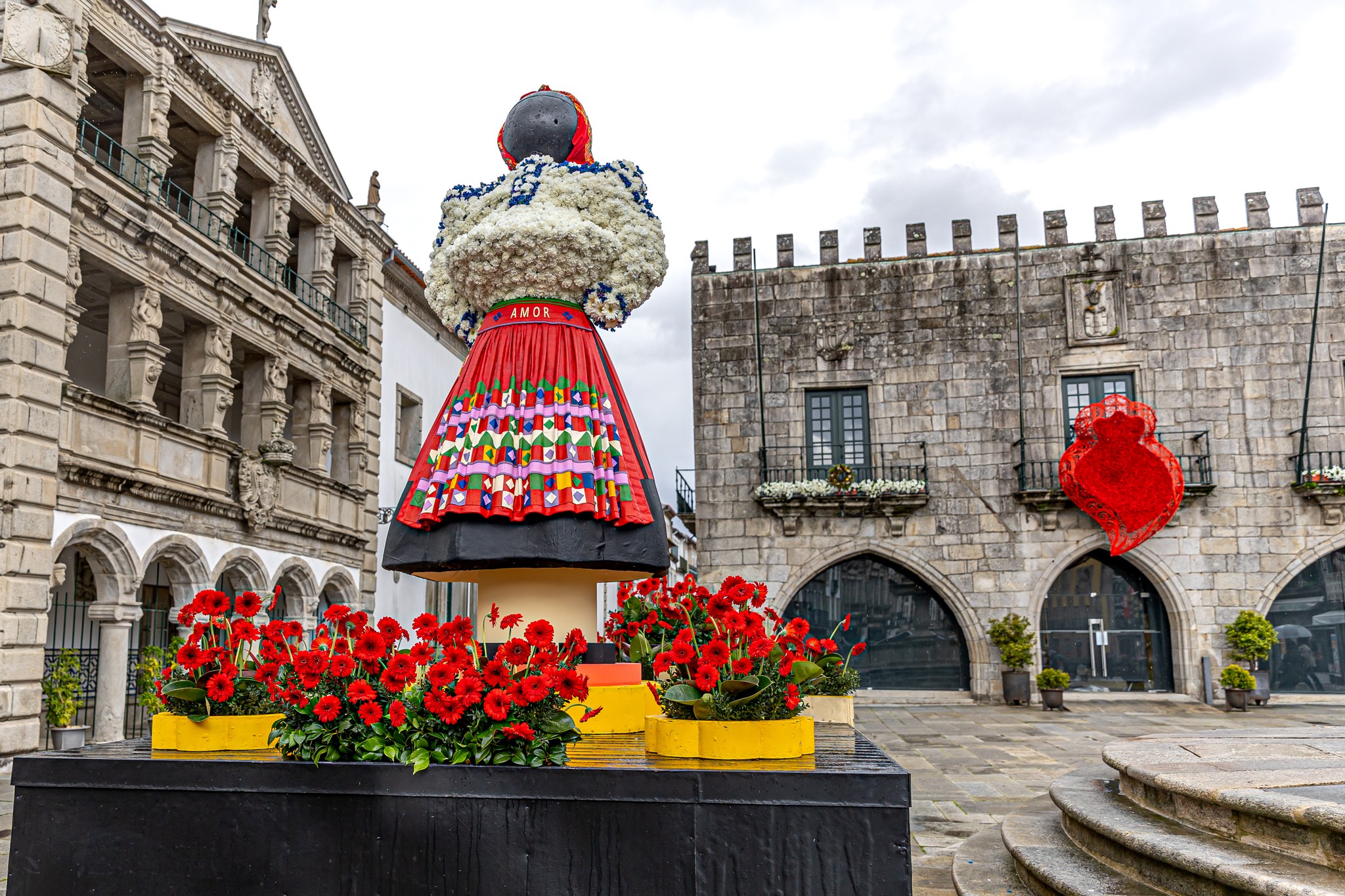 Viana Florida enche praças e ruas do centro histórico com 40 000 flores